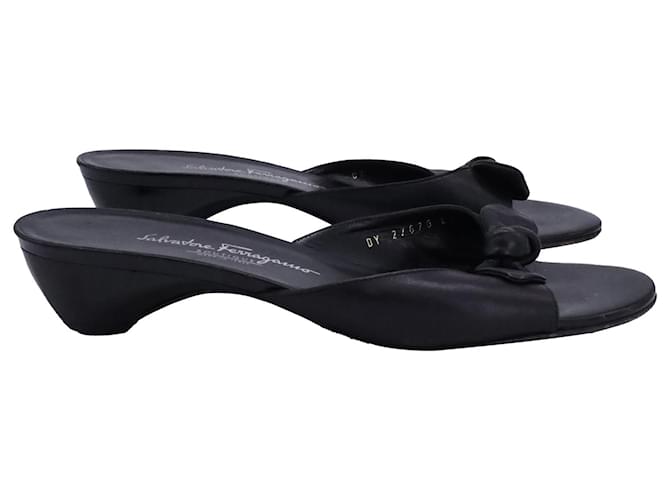 Salvatore Ferragamo Bow Slides in Black Leather  ref.1342944