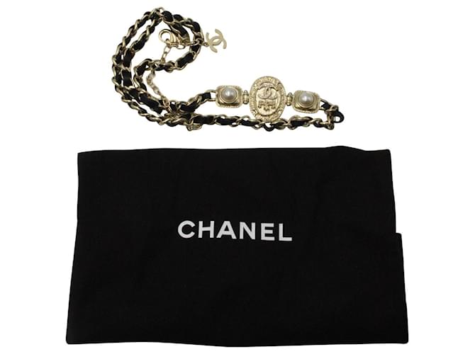 Cinto Chanel com corrente pérola e medalhão em metal dourado  ref.1342959