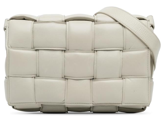 Cassete acolchoada Bottega Veneta White Intrecciato Branco Couro Bezerro-como bezerro  ref.1343686