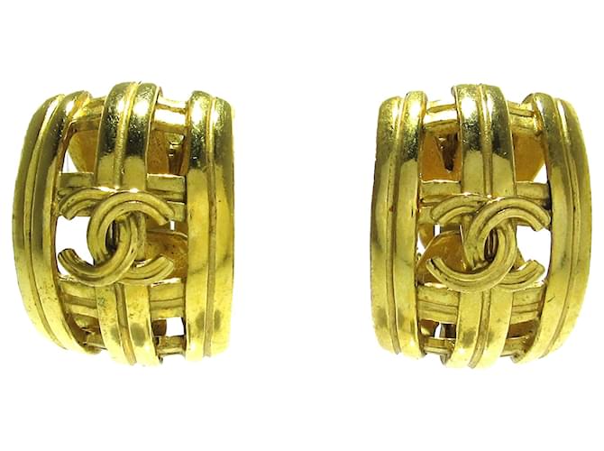 Chanel Gold CC Clip On Earrings Golden Metal Gold-plated  ref.1345179