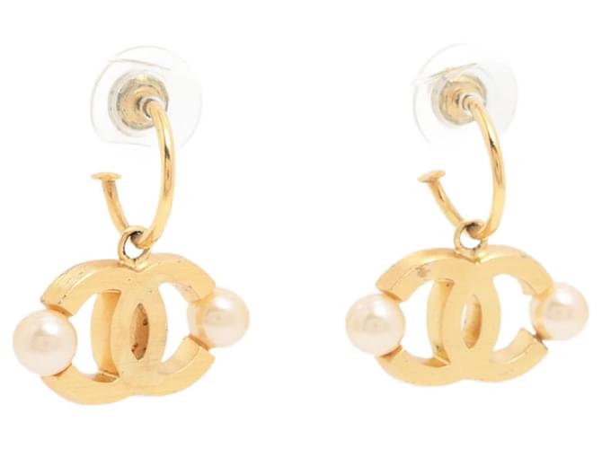 Chanel Boucles d'oreilles plaquées or Coco Mark avec détail de perles Doré  ref.1347344