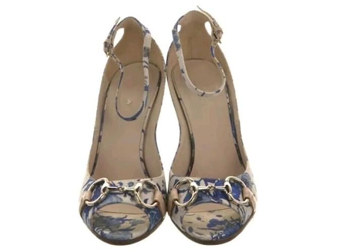 Sandali con zeppa Gucci Floral Horsebit con cinturino alla caviglia Charlotte Indigo Bianco Blu chiaro Tela  ref.1347374