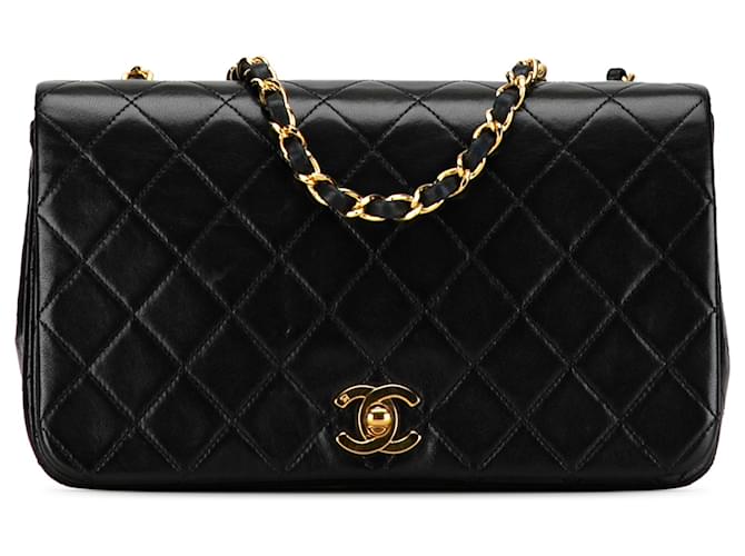 Chanel Black CC acolchoado em pele de cordeiro com aba completa Preto Couro  ref.1347464