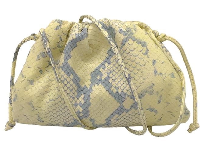 Bottega Veneta Mini bolsa de ombro em couro de pele de python amarelo claro Couros exóticos  ref.1347659