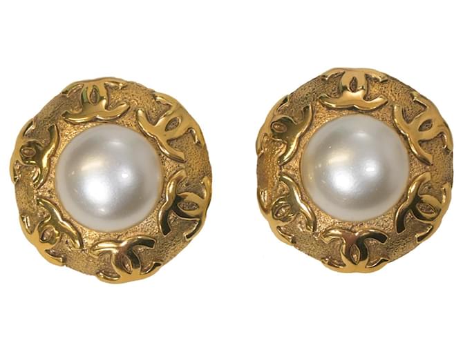 Classique Boucles d'oreilles clips Chanel Vintage CC Pearl en métal doré  ref.1347874