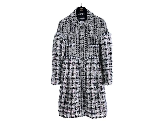 Chanel Manteau en tweed moelleux à glace arctique à 12 000 $. Multicolore  ref.1347949