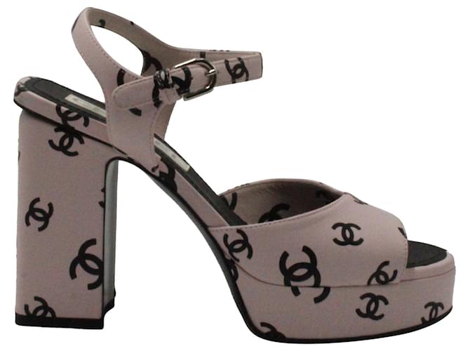 Sandales à plateforme logo Chanel en cuir rose clair  ref.1349870