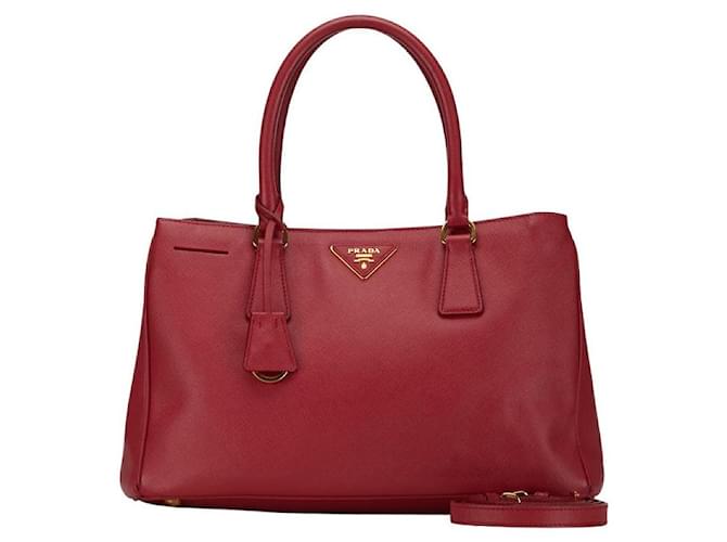 Bolsa de mão em couro Saffiano da Prada com placa de logotipo em triângulo em muito bom estado Vermelho  ref.1350103