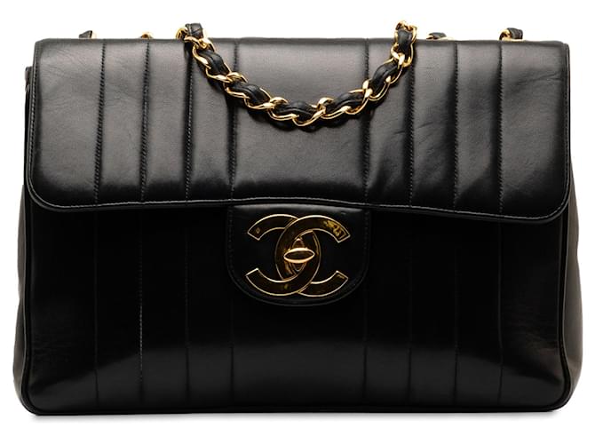 Bolso de hombro con solapa única de piel de cordero con edredón vertical gigante Chanel negro Cuero  ref.1351218
