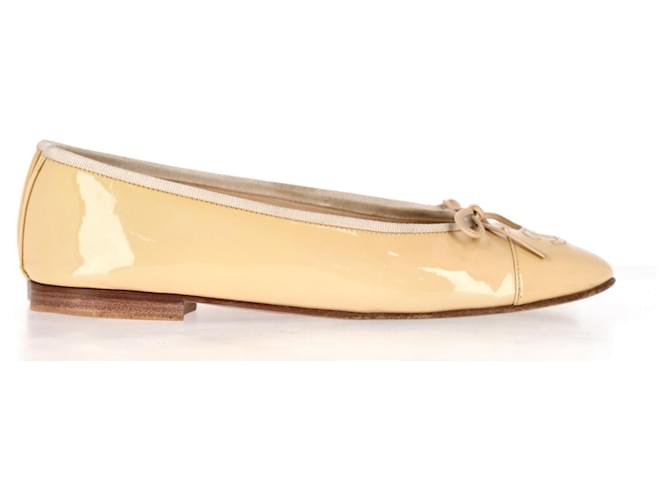 Chanel CC Ballet Flats in Beige Patent Leather  ref.1351830
