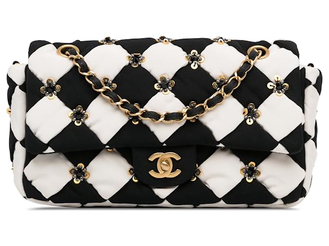 Chanel Schwarze mittelgroße Satin Métiers D’Art karierte verzierte Klappe Tuch  ref.1355870