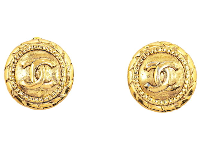 Chanel Gold CC Clip On Earrings Golden Metal Gold-plated  ref.1361378