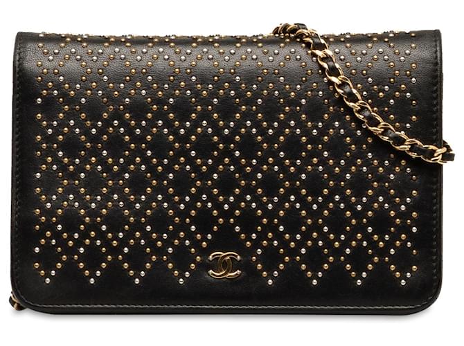 Wallet On Chain Carteira Chanel em pele de cordeiro preta com tachas e corrente Preto Couro  ref.1361382