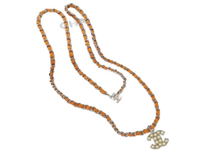 Collier pendentif en perles à chaîne orange Chanel Métal Multicolore  ref.1362053