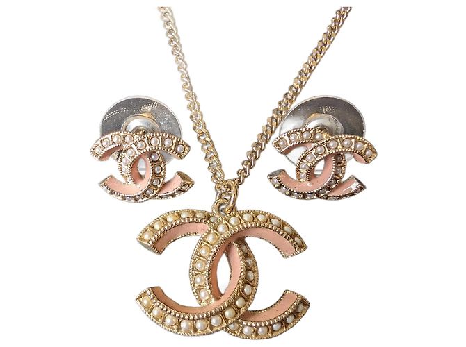 Chanel Conjunto de brincos e colar de pérolas CC A19S com logo em esmalte rosa e ferragens douradas em caixa.