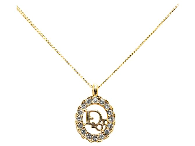 Collar con colgante de diamantes de imitación con logotipo dorado Dior Metal Chapado en oro  ref.1366260
