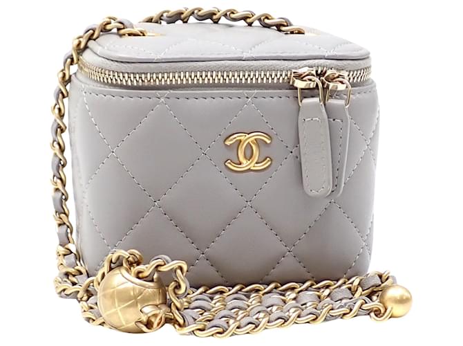 Chanel Handbags Grey Leather  ref.1367242