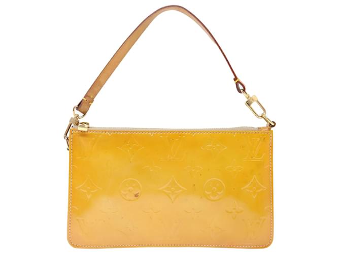 Louis Vuitton Sacos de embreagem Amarelo Couro envernizado  ref.1367449