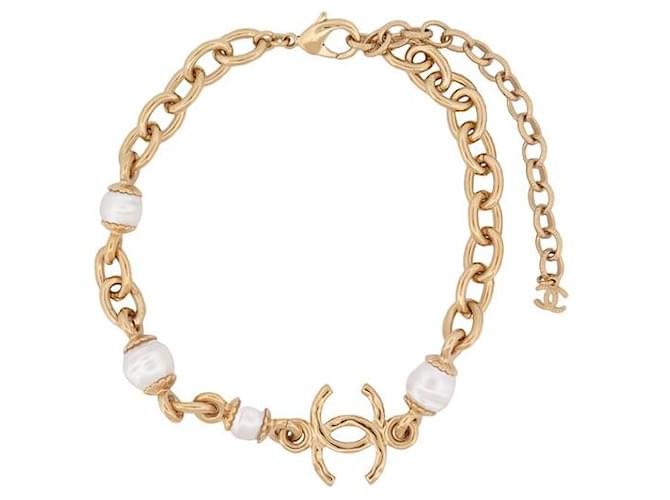 NOVO COLAR CHANEL CHOKER LOGO CC PEARLS 30-40 CM EM COLAR DE METAL DOURADO Pérola  ref.1367875