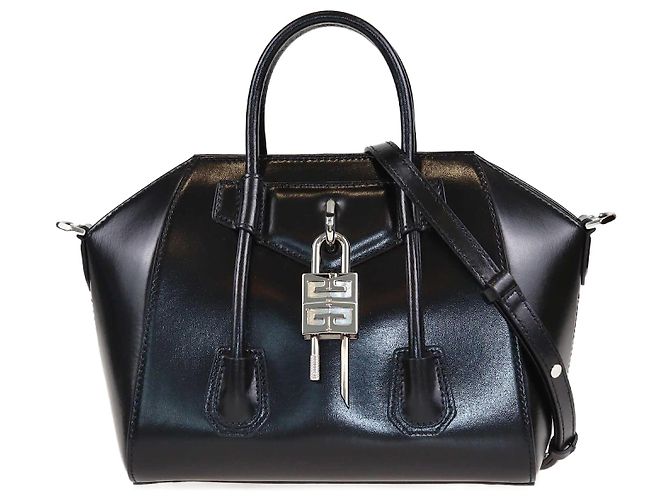 Bolsa preta Mini Antigona Lock da Givenchy