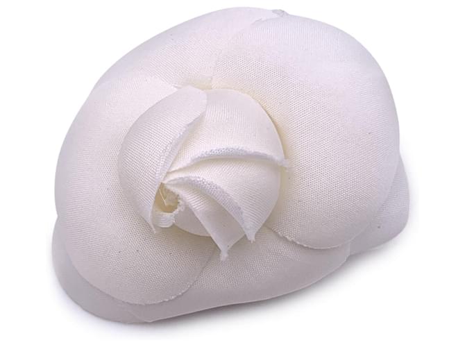 Chanel Pino de broche de camélia pequena flor de tecido branco camélia Lona  ref.1371054
