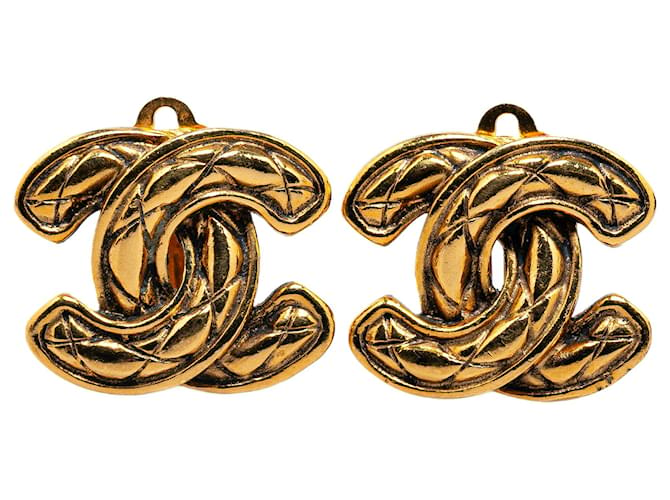 Chanel Gold CC Quilted Clip On Earrings Golden Metal Gold-plated  ref.1372348