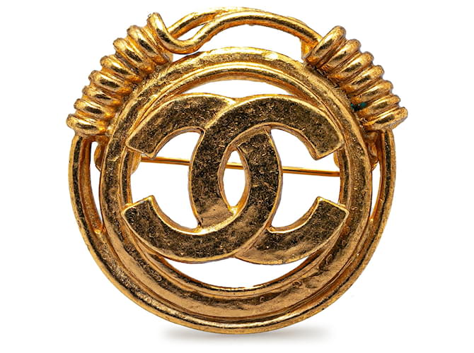 Chanel Broche CC Or Métal Plaqué or Doré  ref.1372353