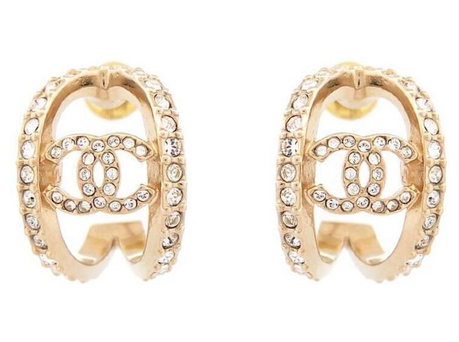 NEUF BOUCLES D'OREILLES CHANEL LOGO CC & STRASS METAL DORE NEW EARRING Métal Doré  ref.1372929