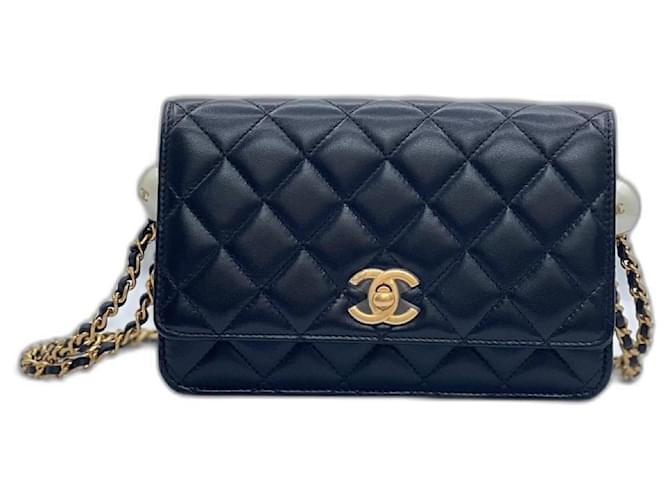 Portefeuille sur chaîne Chanel double perle en noir Black Leather  ref.1375500