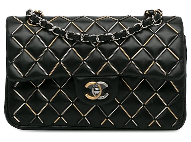 Chanel – Kleine, klassische, mit Lammleder gefütterte, verzierte Klappe in Schwarz  ref.1376171