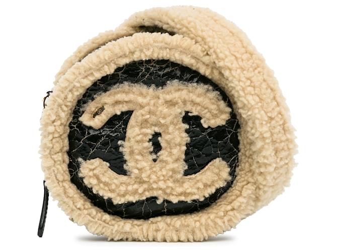 Chanel Bolsa redonda de pele de carneiro amassada preta brilhante com corrente Preto Couro  ref.1376206