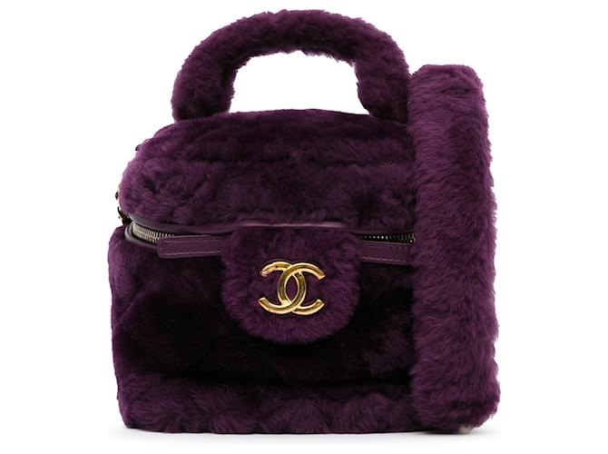 Vanity Petite trousse de toilette en peau de mouton matelassée violette Chanel Fourrure  ref.1376240