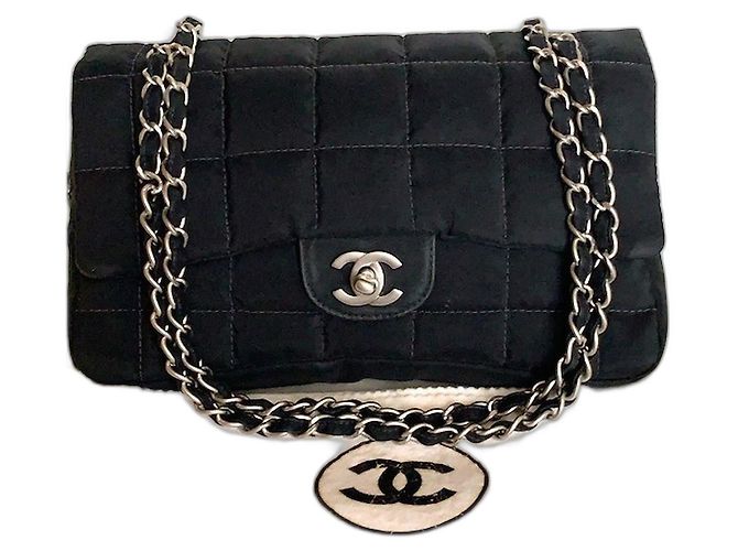 Bolsa transversal CHANEL acolchoada quadrada Jumbo com hardware prateado em nylon. Preto