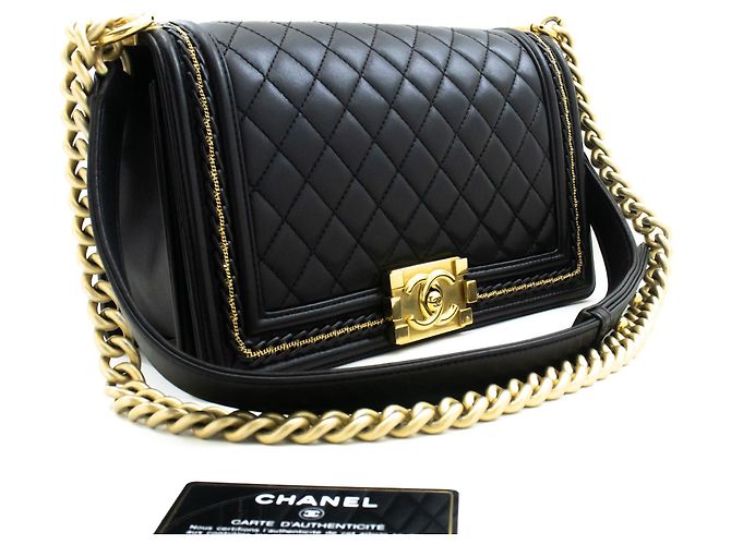 Le Boy CHANEL Bolsa de ombro com corrente para menino, couro de cordeiro com aba preta acolchoada Preto