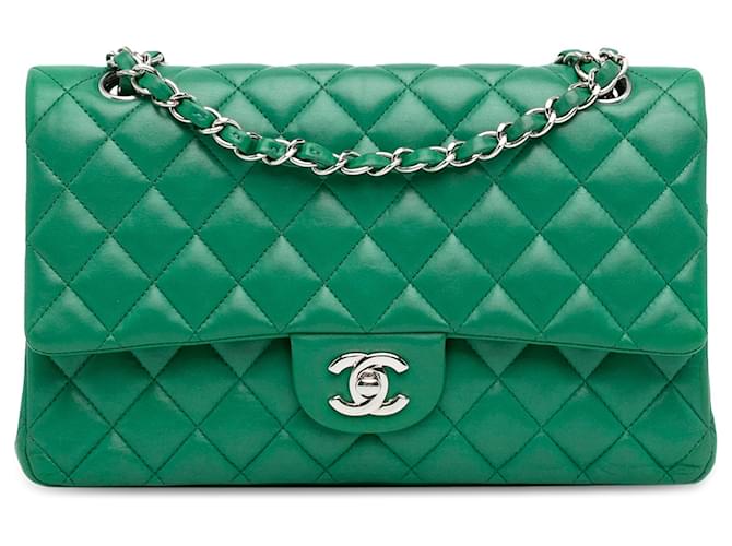 Solapa forrada de piel de cordero clásica mediana verde Chanel Cuero  ref.1379576