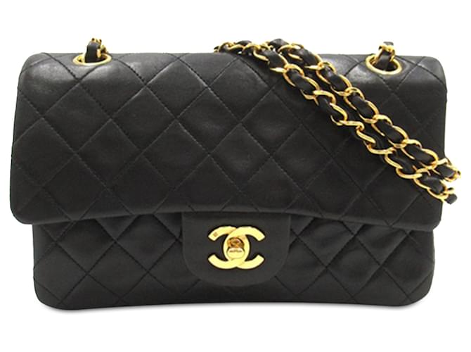 Patta foderata in pelle di agnello Chanel nera piccola classica Nero  ref.1379612