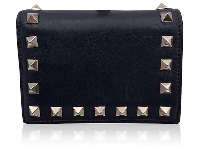 Valentino Garavani Carteira compacta com aba francesa Valentino em couro preto Rockstud  ref.1380431