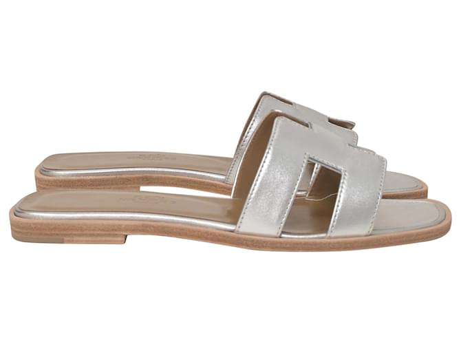 Hermès Oran Flat Slides in Silver Leather Silvery Metallic  ref.1381398