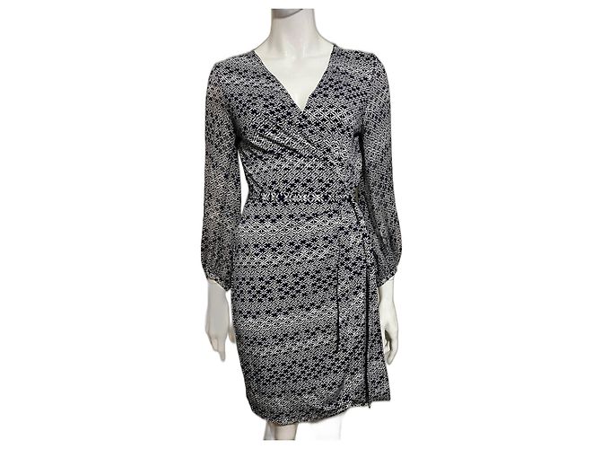 Diane Von Furstenberg Vestido envolvente DvF Sigourney con mangas de gasa de seda. Blanco Azul