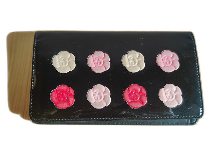 Chanel Geldbörse Schwarzes Lackleder Bunte Kamelien