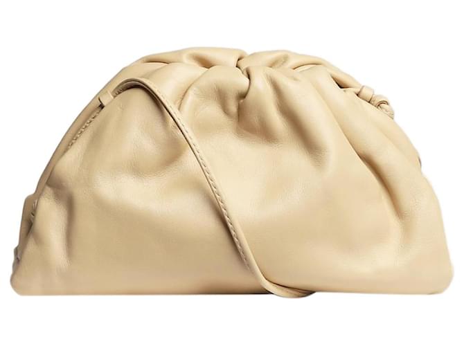 Bottega Veneta Bolso The Pouch beige Cuero  ref.1383106