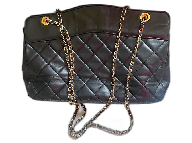 Bolsa shopping Chanel em couro acolchoado preto