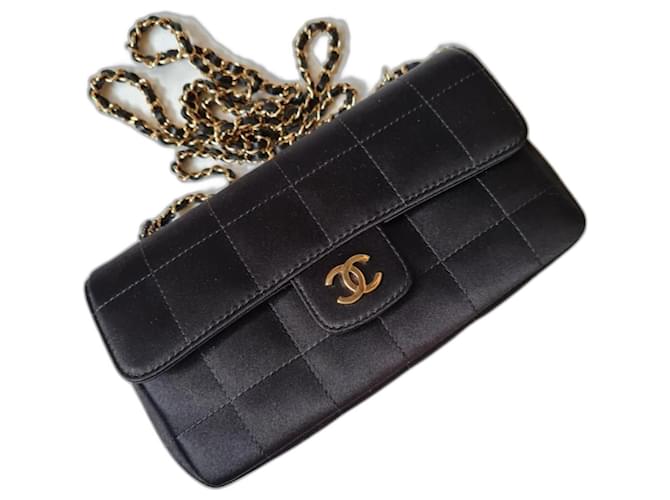 Timeless Chanel Schokoladenriegel Camellia Satin Klappen-Tasche Schwarz  ref.1385207