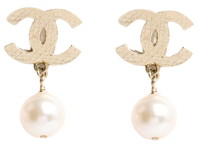 Chanel Quilted golden CC Clip on earrings and pearl pendant L Métal Doré  ref.1387288