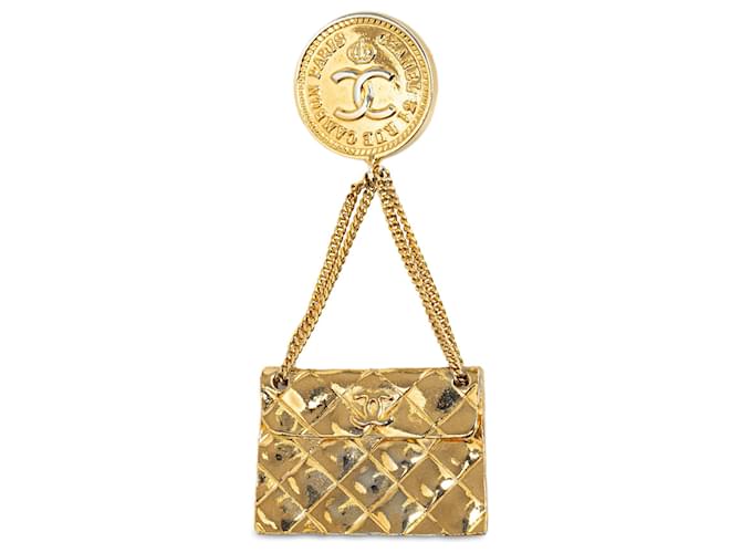 Broche de sac à rabat matelassé Chanel CC dorée Métal  ref.1387395