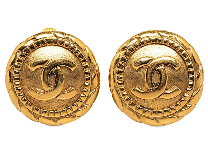 Boucles d'oreilles à clip Chanel CC dorées Plaqué or  ref.1387419