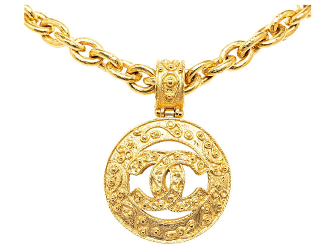 Collier pendentif rond Chanel CC doré Or jaune  ref.1387498