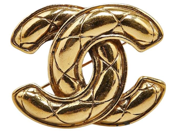 Broche Chanel matelassée avec logo CC Broche en métal en bon état  ref.1387604
