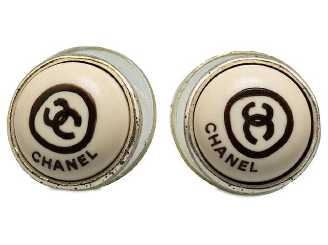 Brincos redondos com logotipo Chanel CC Brincos de plástico em bom estado  ref.1387610