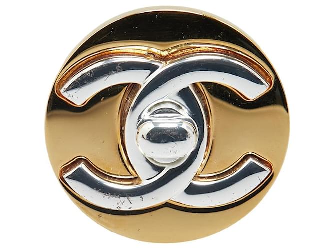 Broche com logotipo Chanel CC Turnlock Broche de metal em bom estado  ref.1387615